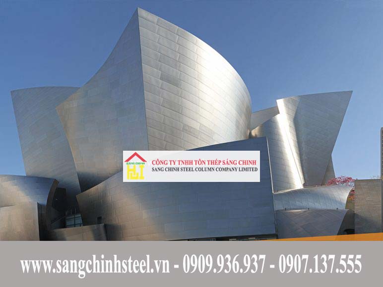Toàn bộ thiết kế bên ngoài tòa nhà tiền chế The Music Center Los Angeles được xây dựng gần như hoàn toàn bằng thép không gỉ, với bề mặt mờ tinh tế