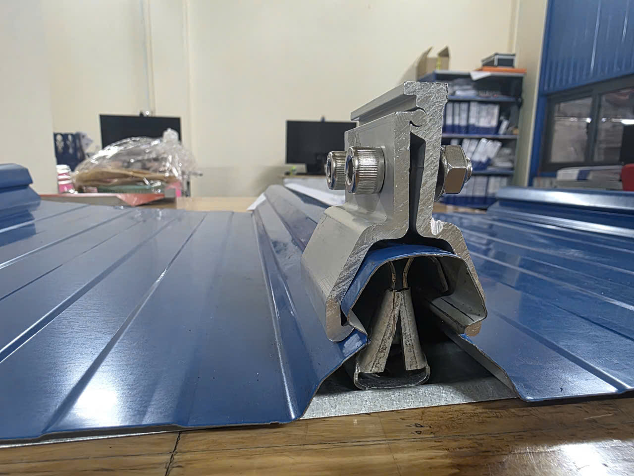 Hướng Dẫn Lắp Đặt Kẹp Chống Bão Tôn Seamlock Chi Tiết