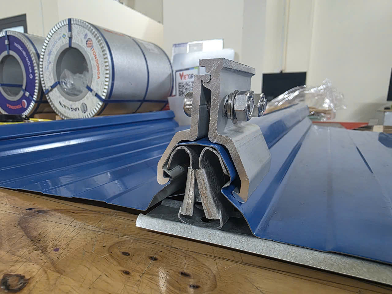 Hướng Dẫn Lắp Đặt Kẹp Chống Bão Tôn Seamlock Chi Tiết